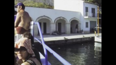 Mallorca, İspanya Haziran 1977: Zamanda geri adım atın ve turistler 1970 'lerdeki büyüleyici Mallorca marinasından yolculuklarına başlarken yaşanan hareketliliğe tanık olun.