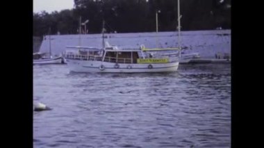 Zadar, Hırvatistan Haziran 1970: 1970 'lerde hareketli limandan ayrılan bir teknenin görüntüsünü yakalayan bu nostaljik video klibiyle zamanda geri gidin.