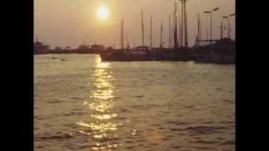 Hırvatistan 'ın Zadar kenti Haziran 1970: Zamanda geri adım atın ve liman üzerinde nefes kesici 1970' lerin günbatımına tanık olun, sakin denize turuncu bir parıltı saçıyor.