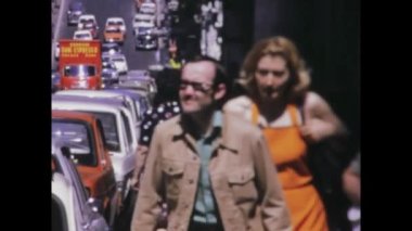 Roma, İtalya 1975: 1970 'lerin hareketli trafik sahnesini yakalayan Roma' nın hareketli sokaklarına yukarıdan tanık olun.