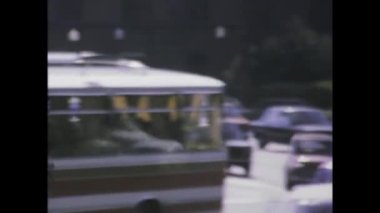 Roma, İtalya 1975 olabilir: Zamanda geri adım atın ve bu büyüleyici tarihi video klipte 1970 'lerin Roma' sının canlı trafik sahnelerini deneyimleyin.