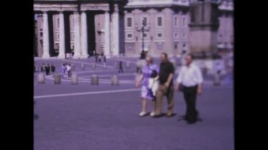 Roma, İtalya 1975: Vatikan 'da 1970' lerin St. Peter Meydanı 'nın canlı atmosferini tecrübe edin, insanlar bu büyüleyici klasik görüntüde bir araya geliyorlar..
