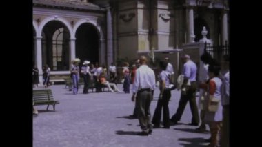 Roma, İtalya 1975: 1970 'lerin Roma' sının cazibesini tecrübe edin, insanlar sokaklarda rahatça yürürken, dönemin özünü yakalıyorlar..