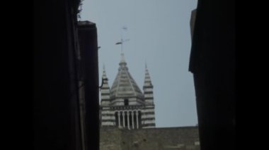 Siena, İtalya 1976: Siena 'nın ikonik Piazza' sının hareketli atmosferine kendinizi daldırın, 1970 'lerin hareketli kalabalığına ve çarpıcı mimarisine tanık olun..
