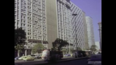 Rio de Janeiro, Brezilya Mayıs 1976: 1970 'lerin canlı sokaklarına adım atın, şehir renkli arabalarla ve enerjik trafik sahneleriyle çalkalanıyor..