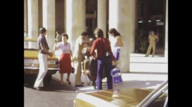 Rio de Janeiro, Brezilya Mayıs 1976: 1970 'lerin hareketli sahnesi, insanların havaalanının önünde bavullarıyla bir araya gelmelerinin beklenti ve maceralarını yansıtıyor.