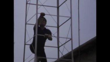 Rio de Janeiro, Brasil 1976: 1970 'lerin anten teknisyenlerinin korkusuzca bir antene güvenlik önlemi almadan tırmanmalarına tanık olun.