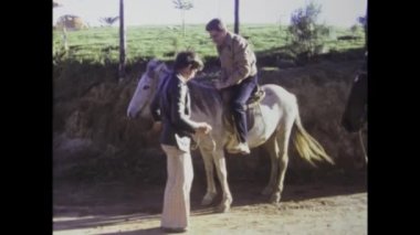 Rio de Janeiro, Brezilya Mayıs 1976: Bu nostaljik video klipte Brezilya 'nın pitoresk bir çiftliğinde insanların at sırtında görüntülendiği 1970' lere geri dönün.