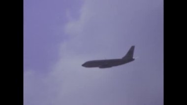 Rio de Janeiro, Brezilya Mayıs 1976: Ticari bir uçak 1970 'lerin nostaljik göklerinde zarafetle uçarken havacılığın altın çağını tekrar yaşayabilir.