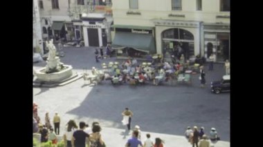 Napoli, İtalya 1975 olabilir: 1970 'lerde Napoli' nin ikonik mimarisi ve hareketli caddelerine şöyle bir göz atın.