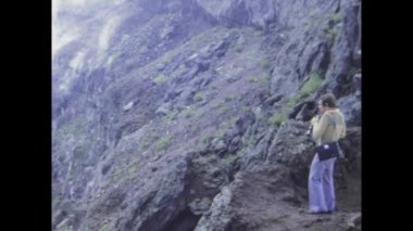 Napoli, İtalya 1975 olabilir: 1970 'lerdeki ikonik Vesuvius Dağı' nı keşfeden maceraperest turistlere tanıklık ederken geçmişe adım atın.