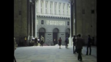 Napoli, İtalya 1975: 1970 'lerin Napoli' sinin özüne, ikonik sokaklarına, mimarisine ve atmosferine büyüleyici bir bakış atarak dalın.