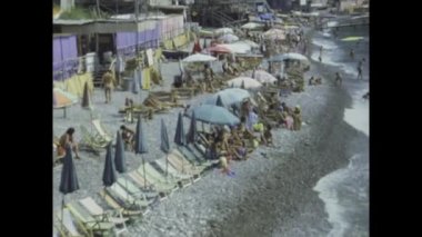 Napoli, İtalya 1975: Kendinizi 1970 'lerin güneşli plajlarına ışınlayın ve rahat atmosfere ve ebedi cazibeye dalın.