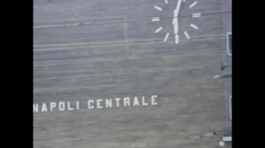 Napoli, İtalya 1975 'te olabilir: 1970' lere geri adım atın ve hareketli Napoli Merkez İstasyonu 'na, bir faaliyet merkezine ve seyahat çağına bir göz atalım..