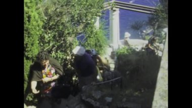 Napoli, İtalya 1975 'te olabilir: İnsanlar 1970' lerin nefes kesici kıyı manzarasından zevk alarak merdivenleri çıkarken Amalfi Sahili 'nin cazibesini yaşayın.