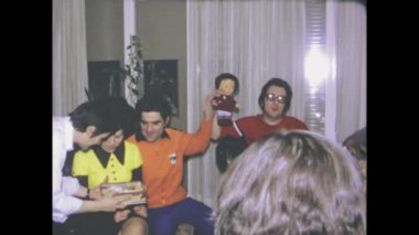 Roma, İtalya 1975 'te olabilir: Zamanda geri adım atın ve 1970' lerin samimi evinde bir aile birleşmesinin iç açıcı anlarını yeniden yaşayın.