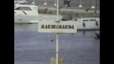 Olbia, İtalya Haziran 1975: Zamanda geri adım atın ve 1970 'lerde küçük bir Sardunya limanının sükunetini yaşayın, deniz cazibesini ve ebedi cazibesini yakalayın.
