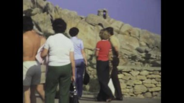 Olbia, İtalya Haziran 1975: Turistlerin resimli Sardunya kıyılarının güneşini ve güzelliğini emdiği canlı 1970 'lere geri adım atın.
