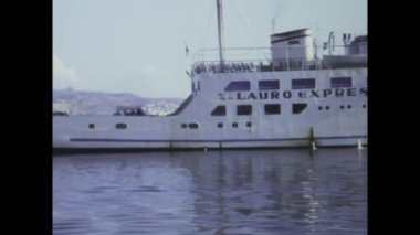 Olbia, İtalya Haziran 1975: İnsanlar bir feribota binip Sardunya 'daki seyahat ve keşiflerin özünü yakaladıkları 1970' lere geri dönün.