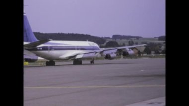 Bükreş, Romanya 1975 'te olabilir: 1970' lerde havalimanlarının hareketli atmosferini yakalayan bu nostaljik video klibiyle zamanda geri adım atın.