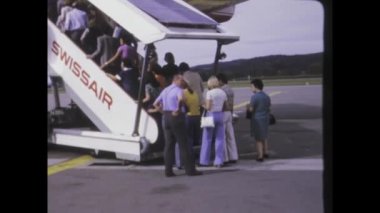 Bükreş, Romanya 1975 'te olabilir: 1970' lerde uçağa binen yolcuların heyecanını yakalayan bu vintage kliple zamanda geri adım atın.