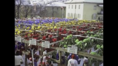 Canazei, İtalya Aralık 1980: 1980 'lerdeki bir spor etkinliği sırasında kros kayakçılarının zarif bir şekilde pistte süzülmelerini canlandıran görüntüler.
