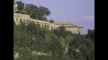 Fano, İtalya Temmuz 1975: 1970 'lerde Fano' nun büyüleyici caddelerini ve manzarasını gösteren büyüleyici bir video klip ile anılara bir gezi yapın.