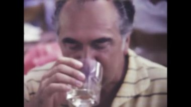 Roma, İtalya 1975 'ten kalma olabilir: 70' lerden kalma aile yemeği anlarını gösteren bu tarihi video kliple zamanda geri adım atın.