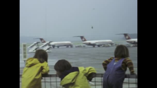 러시아 모스크바 1977 거리는 활주로에 비행기들을 전시하는 고전기 — 비디오
