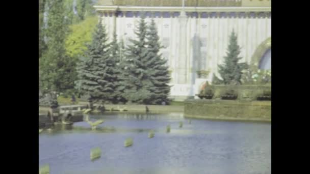 俄罗斯莫斯科可能在1977年 一个70年代的视频拍摄的迷人的喷泉和绿色空间在Vdnkh公园 莫斯科 — 图库视频影像