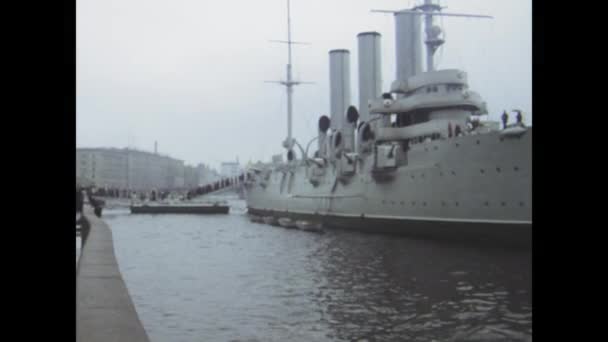 俄罗斯莫斯科可能是1977年 一个迷人的视频剪辑 展示了20世纪70年代停泊在莫斯科的一艘雄伟战舰 — 图库视频影像