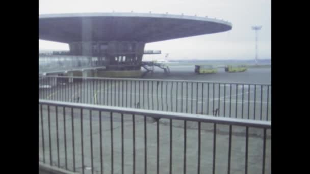 모스크바 1977 비디오 시간을 거슬러 올라가 모스크바 공항의 북적거리는 장면을 — 비디오