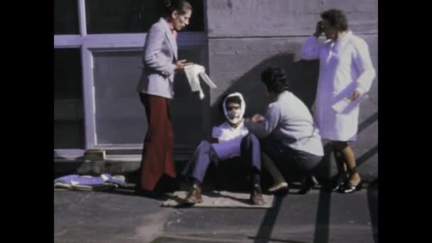 1975年 昭和50年 5月イタリア ベリンゾナ州 1970年代に歩道で救急車を提供し負傷者を包帯する医療従事者を撮影したヴィンテージ映像 — ストック動画