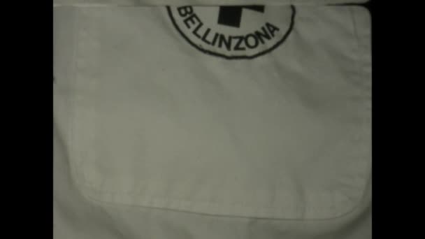 1975年5月イタリア ベリンゾナ州 ベリンゾナ州の白い服に緑の十字の複雑な刺繍を紹介する1970年代の映像の魅力 — ストック動画