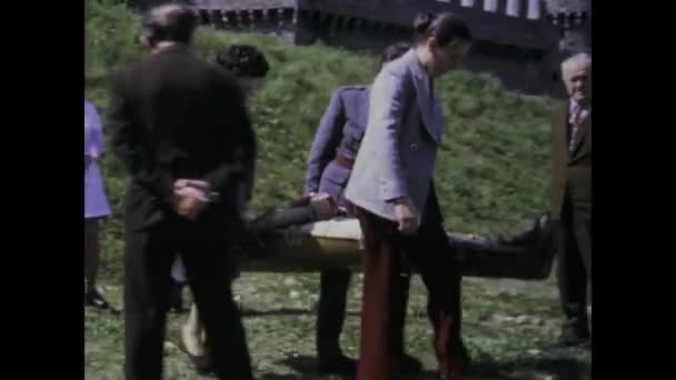 1975年 昭和50年 5月イタリア ベリンゾナ州 1970年代の医学反応の際に屋外で負傷者とストレッチャーを持った医師を撮影したヴィンテージ映像 — ストック動画
