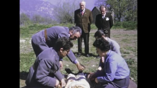 Bellinzona Itália Maio 1975 Filmagem Vintage Médicos Envolvidos Exercícios Resgate — Vídeo de Stock