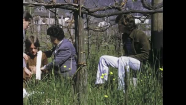Bellinzona Włochy Mogą 1975 Vintage Video Clip Pokazujący Pracowników Służby — Wideo stockowe