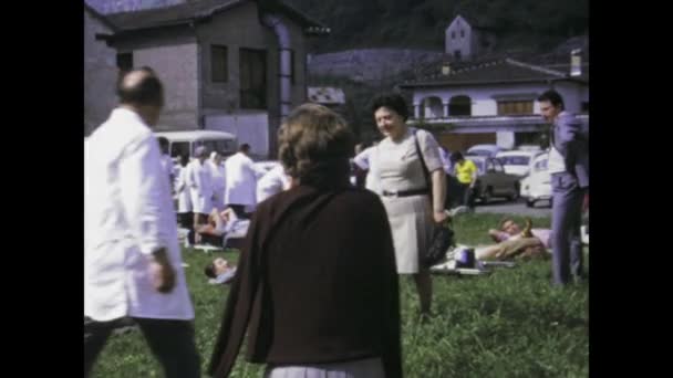 イタリアのベリンゾナ州1975年5月 負傷者や救助者がいる複数のストレッチャーを示す1970年代のシーンを描いたヴィンテージビデオクリップ — ストック動画