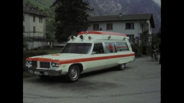 イタリアのベリンゾナ州1975年5月 このヴィンテージ70年代のビデオクリップで 当時の救急車を紹介しています — ストック動画