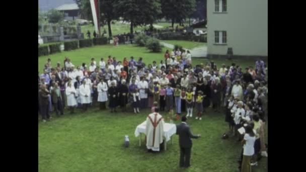 1975年5月イタリア ベリンゾナ州 1970年代に屋外で礼拝を行う司祭を撮影したヴィンテージビデオクリップ — ストック動画