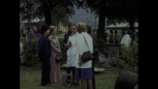 イタリア ベリンツォーナ1975年5月 1970年代の混雑した野外フェアの活気ある雰囲気を捉えたヴィンテージビデオクリップで時間を遡ります — ストック動画