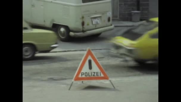 1975年 意大利贝林佐纳 回到上世纪70年代这个展示Polizei官员管理和指挥交通的历史视频剪辑的时代 — 图库视频影像