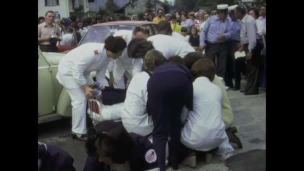 1975年5月イタリア ベリンツォーナ 1970年代の道路事故の余波と負傷者を救助し 援助するための最初の応答者の努力を紹介するこの歴史的なビデオクリップと時間を遡ります — ストック動画