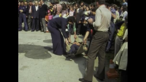 1975 역사적 비디오 클립을 가지고 과거로 돌아가 1970 대교통사고의 여파를 — 비디오