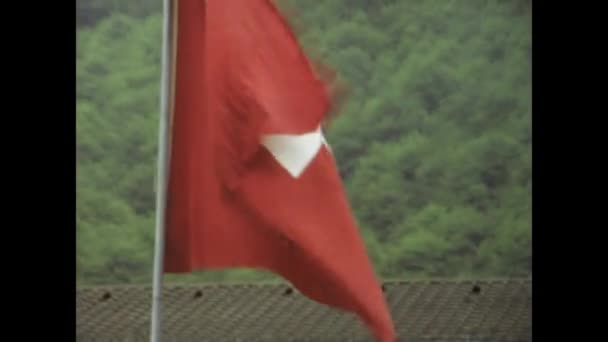 1975 스위스 국기가 산들바람에우아 흔들리는 모습을 매혹적 비디오 클립으로 1970 — 비디오