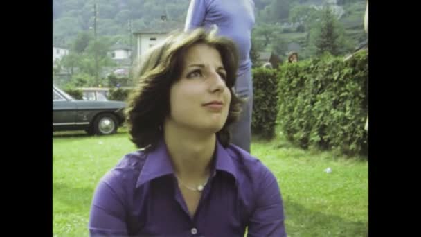 意大利贝林佐纳可能在1975年 通过这个迷人的年轻女性特写视频片段 展现了这个时代的时尚和精神 从而抓住了1970年代的本质 — 图库视频影像