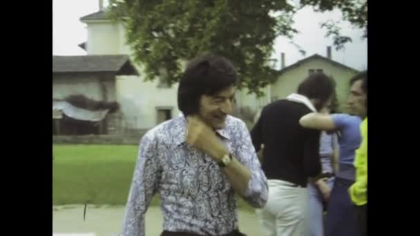 1975年5月イタリア ベリンゾナ州 1970年代の保存状態が良くファッショナブルな中年男性をフィーチャーしたレトロなビデオクリップで時間を遡ります — ストック動画