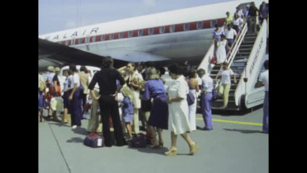 スペインのマヨルカ島1977年6月 時間を遡り 乗客ボードとして賑やかな活動を目撃し 1970年代のヴィンテージ飛行機から降りる — ストック動画
