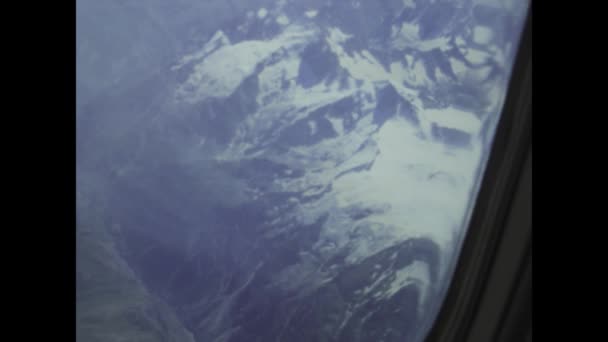 西班牙马略卡岛 1977年6月 一个迷人的视频剪辑 展示了1970年代阿尔卑斯山通过飞机窗户的迷人景色 — 图库视频影像
