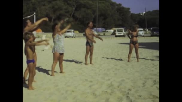 1977年6月スペイン マヨルカ 1970年代の夏休みワークアウト中に様々なフィットネス活動に参加した個人を紹介するビデオクリップの活性化 — ストック動画